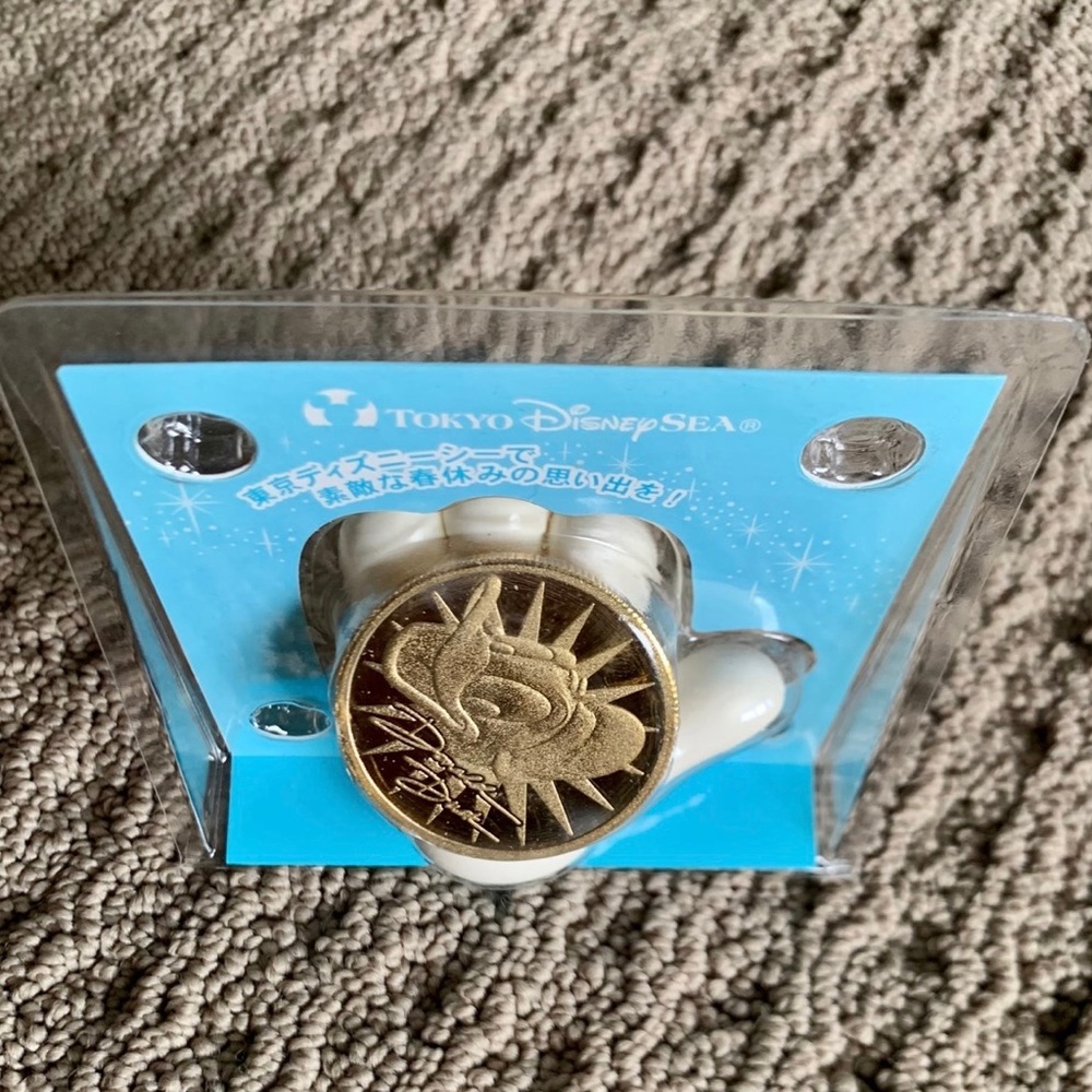 EXTREMELY RARE Disney coin + glove: DONALD DUCK